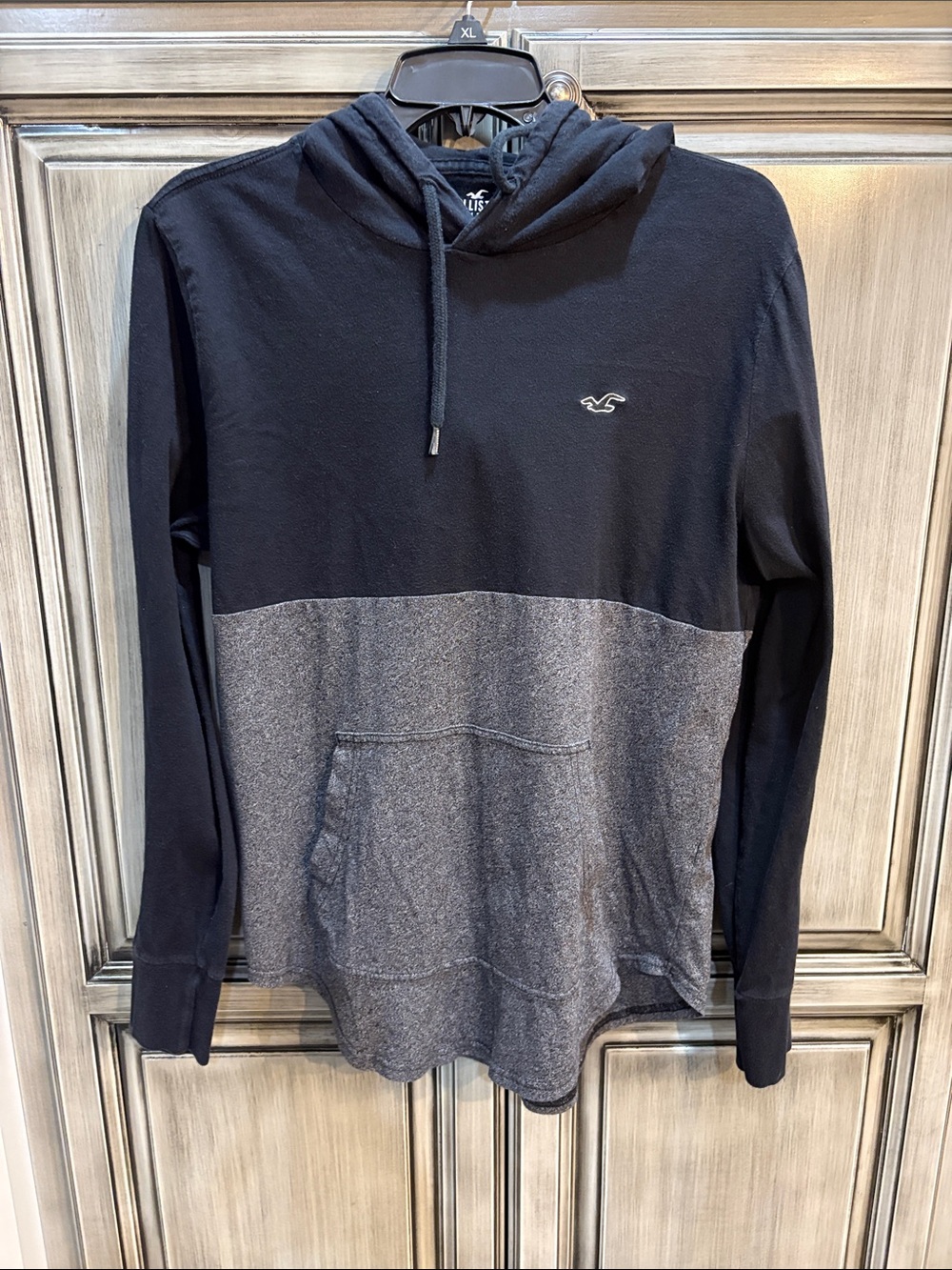 Hollister Men's Black and Gray Colorblock Pullover Hoodie